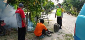 Polres Ngawi bersama Dinkes Lakukan Fogging Pasca Banjir, Antisipasi Deman Berdarah