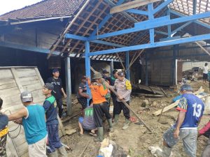 Polres Bojonegoro Salurkan Ratusan Paket Sembako Untuk Warga Terdampak Banjir di Desa Bobol
