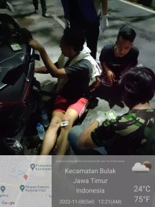 Gegara Pasir Pengendara Motor Jatuh ke Aspal