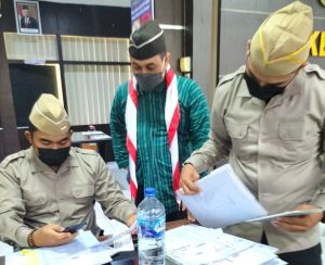 Hari Pahlawan, Polisi di Jember Layani Masyarakat Berkostum Pejuang