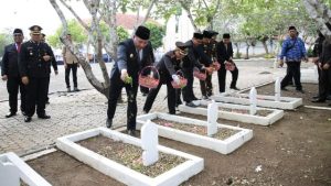 Peringati Hari Pahlawan, Bupati Sampang dan Forkopimda Lakukan Ziarah di TMP Kusuma Bangsa