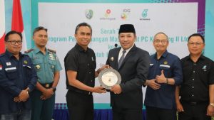 Bupati Sampang Lakukan Serah Terima Program CSR Petronas Taman Merdeka Ketapang dan Pengembangan Masyarakat Pantura