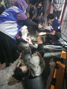 Tiga Pengendara Motor Jatuh Ke Aspal Di Jalan Kenjeran