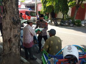 Polisi Peduli, Polres Lamongan Salurkan Ratusan Paket Sembako untuk Warga
