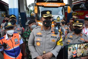 Kapolresta Sidoarjo Cek Barang Bawaan Penumpang Bus Tujuan Bali