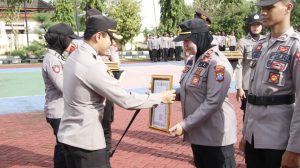 Kapolres Sumenep Pimpin Upacara Pemberian Penghargaan Kepada Anggota Yang Berprestasi