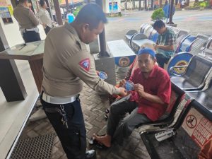 Anggota Satlantas Polres Pasuruan Laksanakan Pembagian Sticker Ke Masyarakat Yang Mengurus SIM.