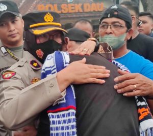 Humanis, Polisi Kawal Aksi Damai Aremania di Malang