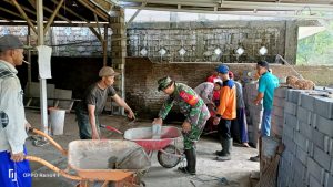 Sinergitas TNI – Polri dan Masyarakat, Polres Batu Bedah Rumah Warga yang Tak Layak Huni
