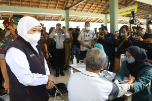 Lindungi Kelompok Rentan, Gubernur Khofifah Dorong Vaksinasi Booster Dosis ke-2 Bagi Lansia Terus Dimaksimalkan