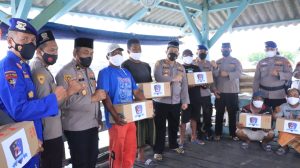 Peringati HUT Polairud ke-72, Kapolres Gresik Bagikan Sembako kepada Nelayan