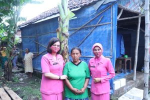 Bantu Bedah Rumah Warga Miskin, Ketua Bhayangkari Cabang Nganjuk Ajak Semua Pihak Bekerja Sama Memberi Dampak dan Manfaat bagi Masyarakat