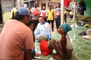 Kapolres Bangkalan Salurkan Bantuan Kepada Korban Angin Puting Beliung di Kwanyar