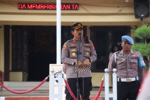 Apel Jam Pimpinan, Kapolres Sumenep Serahkan Kaporlap Bhabinkamtibmas