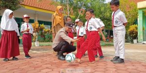 Demam Piala Dunia, Polisi di Gresik bagikan Bola Kepada Pelajar Sekolah Dasar
