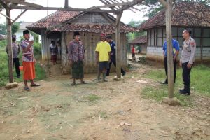 Kapolres Bangkalan Bedah Rumah milik Ibu Suhed di Desa Kelbung Galis