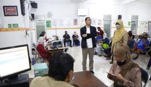 CEK LAYANAN KESEHATAN DI PUSKESMAS, WALI KOTA ERI CAHYADI: SISTEM ANTREAN HARUS DIBENAHI!