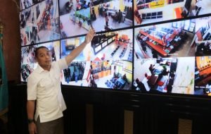 PANTAU LAYANAN PUBLIK VIA CCTV, WALI KOTA ERI CAHYADI TEGUR PETUGAS MAIN HP HINGGA BERSANDAL JEPIT