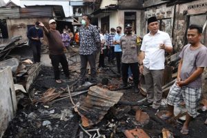 WALI KOTA ERI CAHYADI BANGUNKAN RUMAH DAN BANTU CARIKAN PEKERJAAN KORBAN KEBAKARAN TEGALSARI