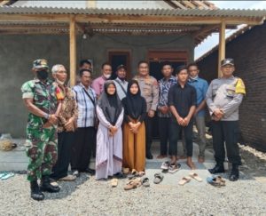 Kapolres Nganjuk Santuni Warga Jintel yang Rumahnya Terbakar Akibat Korsleting Listrik