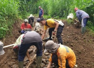 Polisi di Ponorogo Bersama Warga Perbaiki Jembatan Akses Obyek Wisata Tanah Goyang