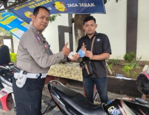 Program Kapolri, Polres Pasuruan Melalui Samsat Bangil Bagikan Stiker Bertulisan “YUK LAPOR KAPOLRES PASURUN LANGSUNG”