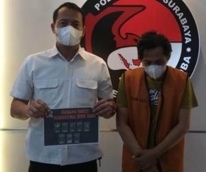8 Poket Bungkus Sabu Disita Polisi dari Tangan Pengedar Narkoba di Ruko Ngagel Surabaya