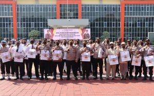 Kapolres Gresik Beri Penghargaan 15 Anggota dan Beri Ucapan Ulang Tahun