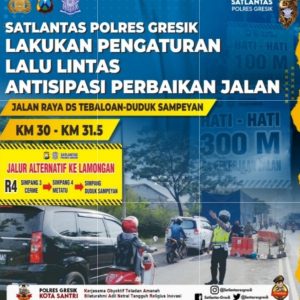 Sat Lantas Polres Gresik Lakukan Pemasangan Rambu di Jalur Contraflow Guna Kelancaran Lalu Lintas