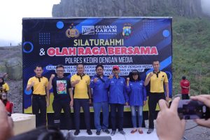 Kapolres Kediri Menggelar Kegiatan Silaturahmi Jalan Santai Dan Senam Bersama Awak Media se-Kediri Raya Di Kawasan Wisata Gunung Kelud