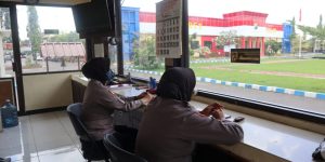 Tak Mau Lengah, Polwan Polres Bangkalan Beri Pengamanan Selama Sholat Jumat