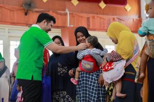 Wagub Emil Salurkan Zakat Produktif di Bakorwil Pamekasan