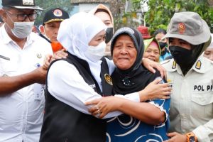 Gubernur Khofifah Serahkan Bantuan Bagi Warga Terdampak Banjir di Banyuwangi
