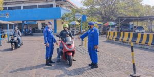 Patroli Dialogis Dengan Pengendara, Anggota Satpolairud Polres Bangkalan Sampaikan Keselamatan Berlalu Lintas