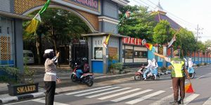 Giat Gaktur Pagi Polsek Kertosono Bantu Penyeberangan Masyarakat