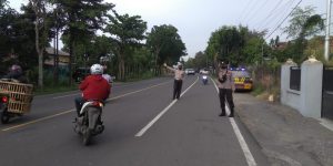 Giat Gaktur Pagi Polsek Kertosono Bantu Penyeberangan Masyarakat