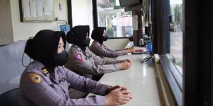 Polwan Jaga Mako Saat Sholat Jum’at, Polres Bangkalan Pastikan Keamanan Terjaga