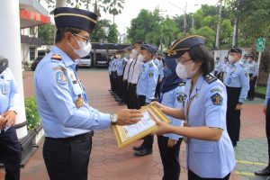 Kemenkumham Jatim Beri Penghargaan 12 Pegawai Berprestasi dan Berintegritas
