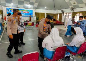 Kapolres Nganjuk Tinjau Pelaksanaan Vaksin Booster Untuk Pelajar di SMK N 1 Nganjuk