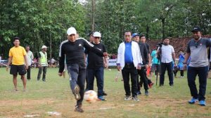 Tendangan Bola Pertama Bupati Sampang Tandai Pembukaan Turnamen Putra Kades Cup 2022
