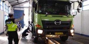 Tingkatkan Keselamatan, Satlantas Polres Malang Laksanakan Ramp Check di Balai Uji KIR Karanglo Singosari Malang