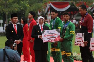 Gubernur Khofifah Berikan Bonus Atlet PON 2021