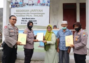 Polres Bangkalan Polda Jatim Bagikan Ratusan Al Qur’an