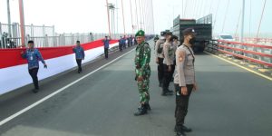 Peringati 10 November 2022, Polres Bangkalan Amankan Pembentangan Bendera Merah Putih 3.219 M di Suramadu
