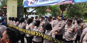 Amankan Demo Secara Humanis, Polres Bangkalan Kerahkan Polwan Sebagai Tim Negosiator
