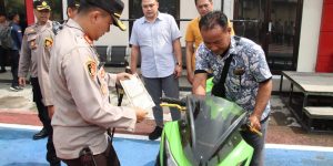 6 Tahun Hilang, Polres Bangkalan Kembalikan Motor Ninja Kepada Pemiliknya