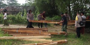 Terobos Jalanan Terjal, Kapolres Bangkalan Polda Jatim Bantu Bedah Rumah Nenek Sebatang Kara