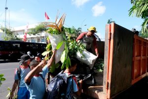KERJA BAKTI BERSAMA BERSIHKAN SALURAN AIR BERTAJUK “SURABAYA BERGERAK” DIMULAI