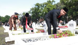 TABUR BUNGA DI MAKAM PAHLAWAN, WALI KOTA ERI AJAK MASYARAKAT TUMBUHKAN SEMANGAT KEPAHLAWANAN