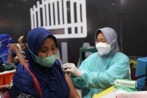 VAKSIN BOOSTER JADI UPAYA PROTEKSI PEMKOT SURABAYA TANGKAL KENAIKAN KASUS COVID – 19